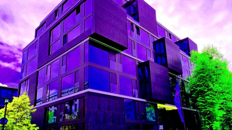 Manufakturen-Blog-PopArt-Projekt: KPM Hotel & Residences I, violett (Foto: Wigmar Bressel) - basierend auf einem Foto des Hotels der Königlichen Porzellanmanufaktur (Englische Straße 6) in Berlin - im gesamten Hotel speist und trinkt man aus KPM-Porzellan; außerdem sind dort viele Original-Plastiken aus der benachbarten Manufaktur zu sehen und es bietet einen schönen Blick auf den Hof der Produktion.