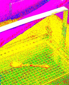 Manufakturen-Blog-PopArt-Projekt: Die goldene Kaviarschaufel, gelb (Foto: Wigmar Bressel) - basierend auf einem Foto einer Kaviarschaufel im Säurebad zum Entfetten in der Produktion der Besteckmanufaktur von Koch & Bergfeld in Bremen