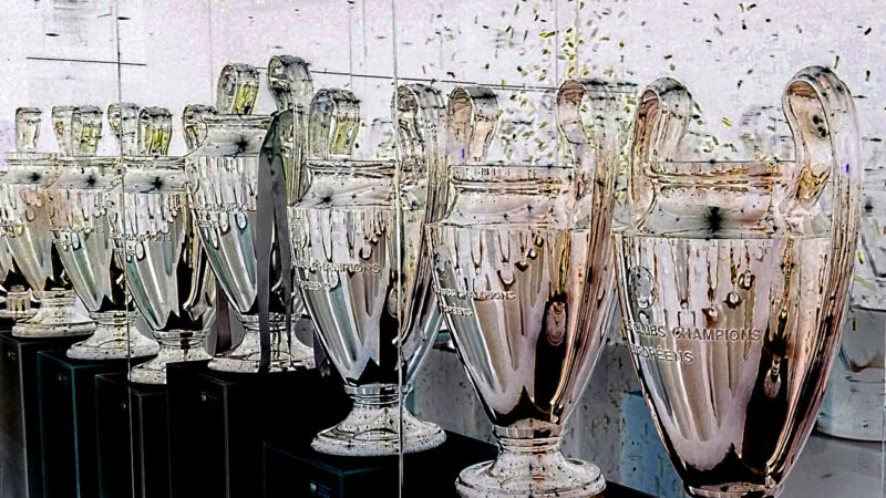 Manufakturen-Blog-PopArt-Projekt: "Silver & Gold" - UEFA Champions League Pokal (Foto: Wigmar Bressel) - basierend auf einem Foto des Pokals von Koch & Bergfeld in Bremen, fotografiert im Santiago-Bernabeu-Stadion in Madrid im Museum des Fußballclubs Real Madrid; niemand gewann den "Henkelpott" nach dem Entwurf von Horst Heeren im Jahr 1967 öfter.