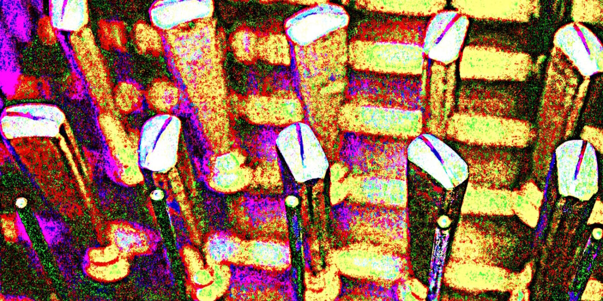Manufakturen-Blog-PopArt-Projekt: Messerhefte 'Spaten', golden (Foto: Wigmar Bressel) basierend auf einem Foto in der Produktion der Besteckmanufaktur von Koch & Bergfeld in Bremen