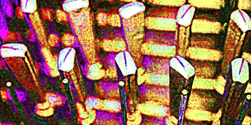 Manufakturen-Blog-PopArt-Projekt: Messerhefte 'Spaten', golden (Foto: Wigmar Bressel) basierend auf einem Foto in der Produktion der Besteckmanufaktur von Koch & Bergfeld in Bremen