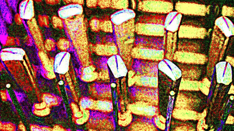 Manufakturen-Blog-PopArt-Projekt: Messerhefte 'Spaten', golden (Foto: Wigmar Bressel) basierend auf einem Foto in der Produktion der Besteckmanufaktur von Koch & Bergfeld in Bremen