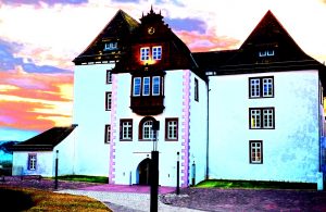 Manufakturen-Blog-PopArt-Projekt: Die Porzellanmanufaktur Fürstenberg IV, weiß (Foto: Wigmar Bressel) - basierend auf einem Foto von Martin Specht vom ehemaligen Jagdschloss der Braunschweig-Wolfenbütteler Herzöge hoch über der Weser, in dem seit dem Jahr 1747 die Porzellanmanufaktur und heute das dazugehörige Porzellanmuseum untergebracht wurden