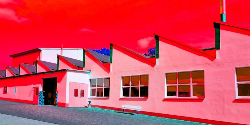 Manufakturen-Blog-PopArt-Projekt: Die Porzellanmanufaktur Fürstenberg III, zinnoberrot (Foto: Wigmar Bressel) - basierend auf einem Foto des heutigen Produktionsgebäudes am Schloss