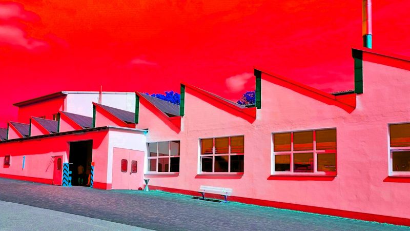Manufakturen-Blog-PopArt-Projekt: Die Porzellanmanufaktur Fürstenberg III, zinnoberrot (Foto: Wigmar Bressel) - basierend auf einem Foto des heutigen Produktionsgebäudes am Schloss