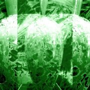 Manufakturen-Blog-PopArt-Projekt: Vase XIV, grün (Foto: Wigmar Bressel)- basierend auf einem Foto einer Vase mit Kristallglasur im Museum der Porzellanmanufaktur im Schloss in Fürstenberg
