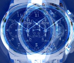 Manufakturen-Blog-PopArt-Projekt: Tempostopp I, blau (Foto: Wigmar Bressel) - basierend auf einem Foto in der Produktion des ersten deutschen relevanten Armbanduhrenherstellers Tutima in Glashütte. Bei dem Modell 'Tempostopp' handelt es sich um eine Uhr mit der Komplikation 'Tempostopp' (oder international: 'Flyback'), die es Piloten erlaubt, nach Zeitangaben zu navigieren: "Zwanzig Minuten nach Nord-West, dann 40 Minuten nach Norden..." und so weiter. Der Stoppschalter stellt die kleinen Zusatzuhren jeweils wieder zurück auf Null und lässt sie als Stoppuhren funktionieren.