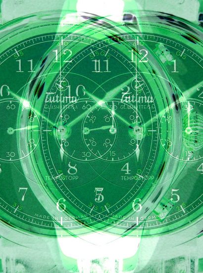 Manufakturen-Blog-PopArt-Projekt: Tempostopp I, grün (Foto: Wigmar Bressel) - basierend auf einem Foto in der Produktion des ersten deutschen relevanten Armbanduhrenherstellers Tutima in Glashütte. Bei dem Modell 'Tempostopp' handelt es sich um eine Uhr mit der Komplikation 'Tempostopp' (oder international: 'Flyback'), die es Piloten erlaubt, nach Zeitangaben zu navigieren: "Zwanzig Minuten Nord-West, 40 Minuten Nord..." und so weiter. Der Stoppschalter stellt die kleinen Zusatzuhren jeweils wieder zurück auf Null und lässt sie als Stoppuhren funktionieren.