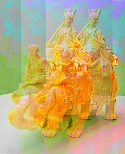 Manufakturen-Blog-PopArt-Projekt: Skulptur IV, golden (Foto: Wigmar Bressel) - basierend auf einem Foto im Grassi-Museum für angewandte Kunst in Leipzig von der Plastik 'Herrscherin auf Elefant (Allegorie des Erdteils Asien)' aus der Porzellanmanufaktur Meissen von Kaendler aus dem Jahr 1745 (Nachfertigung aus dem Jahr 1983, im Eigentum der Bundesrepublik Deutschland)