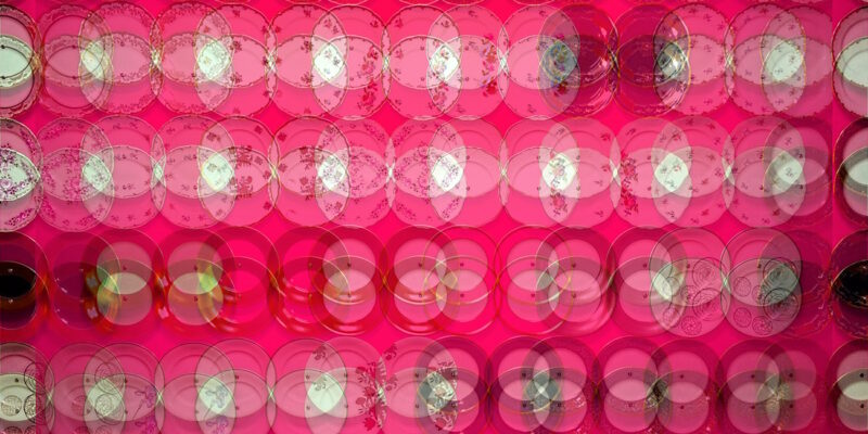 Manufakturen-Blog-PopArt-Projekt: Teller, rot (Foto: Wigmar Bressel) - basierend auf einem Foto einer Installation im Eingangsbereich der Weimarer Porzellanmanufaktur (1790 - 2018) im thüringischen Bankenhain