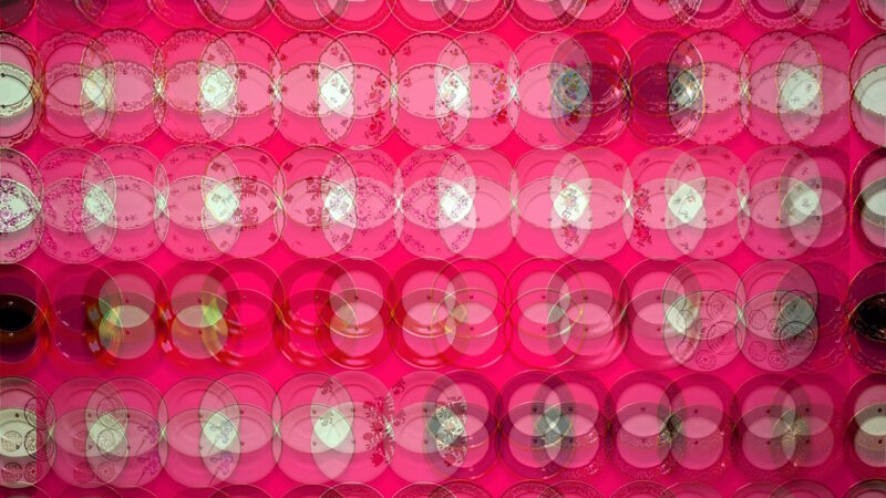 Manufakturen-Blog-PopArt-Projekt: Teller, rot (Foto: Wigmar Bressel) - basierend auf einem Foto einer Installation im Eingangsbereich der Weimarer Porzellanmanufaktur (1790 - 2018) im thüringischen Bankenhain