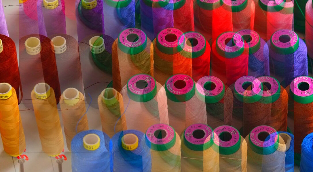 Manufakturen-Blog-PopArt-Projekt: Garnrollen I, rotblau (Foto: Wigmar Bressel) - basierend auf einem Ausschnitt eines Fotos von Martin Specht in der Lauterbacher Hemdenmanufaktur von Campe & Ohff; für jeden Hemdenstoff einen eigenen Faden zum Vernähen...