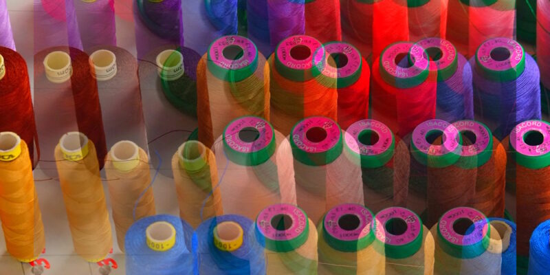 Manufakturen-Blog-PopArt-Projekt: Garnrollen I, rotblau (Foto: Wigmar Bressel) - basierend auf einem Ausschnitt eines Fotos von Martin Specht in der Lauterbacher Hemdenmanufaktur von Campe & Ohff; für jeden Hemdenstoff einen eigenen Faden zum Vernähen...