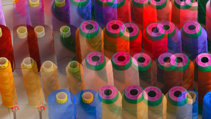 Manufakturen-Blog-PopArt-Projekt: Garnrollen I, rotblau (Foto: Wigmar Bressel) - basierend auf einem Ausschnitt eines Fotos von Martin Specht in der Lauterbacher Hemdenmanufaktur von Campe & Ohff; für jeden Hemdenstoff einen eigenen Faden zum Vernähen...
