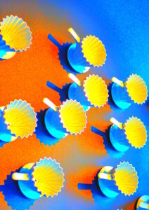 Manufakturen-Blog-PopArt-Projekt: Kaffeefilter, gelb (Foto: Wigmar Bressel) - basierend auf einem Foto einer Installation im Restaurant 'Dong - A' aus Porzellankaffeefiltern im KPM Hotel & Residences in der Englischen Straße 6 im KPM-Quartier