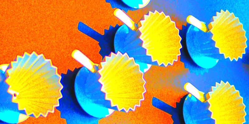 Manufakturen-Blog-PopArt-Projekt: Kaffeefilter, gelb (Foto: Wigmar Bressel) - basierend auf einem Foto einer Installation im Restaurant 'Dong - A' aus Porzellankaffeefiltern im KPM Hotel & Residences in der Englischen Straße 6 im KPM-Quartier