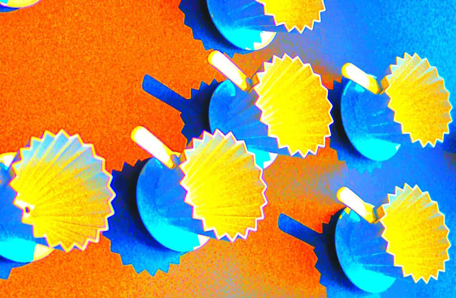 Manufakturen-Blog-PopArt-Projekt: Kaffeefilter, gelb (Foto: Wigmar Bressel) - basierend auf einem Foto einer Installation im Restaurant 'Dong - A' aus Porzellankaffeefiltern im KPM Hotel & Residences in der Englischen Straße 6 im KPM-Quartier