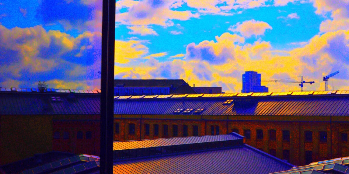 Manufakturen-Blog-PopArt-Projekt: Dächer (Die Königliche Porzellan-Manufaktur), blau (Foto: Wigmar Bressel) - basierend auf einem Foto aus dem KPM Hotel & Residences auf den Hof des KPM-Quartiers in der Wegelystraße in Berlin