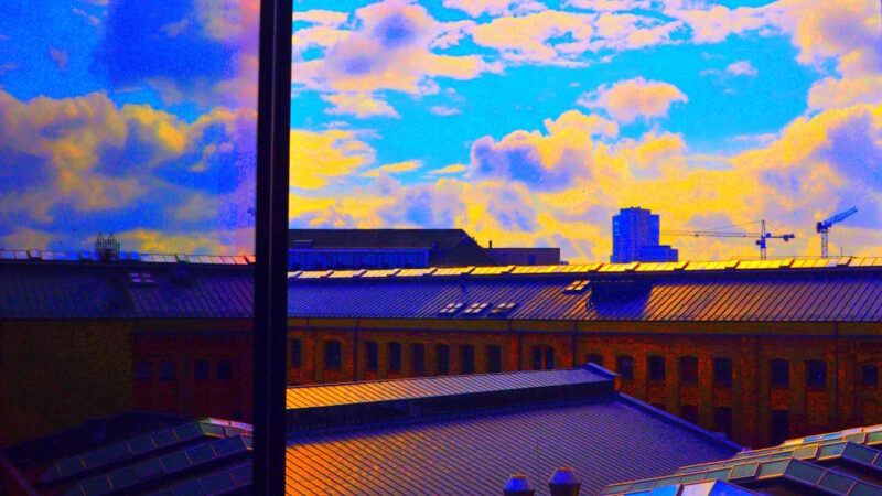 Manufakturen-Blog-PopArt-Projekt: Dächer (Die Königliche Porzellan-Manufaktur), blau (Foto: Wigmar Bressel) - basierend auf einem Foto aus dem KPM Hotel & Residences auf den Hof des KPM-Quartiers in der Wegelystraße in Berlin
