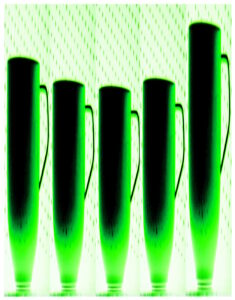 Manufakturen-Blog-PopArt-Projekt: Säulen III (Fünf Tassen), neongrün (Foto: Wigmar Bressel) - basierend auf einem Foto einer Tasse der Serie 'Fluen' von Alfredo Häberli für die niedersächsische Porzellanmanufaktur Fürstenberg