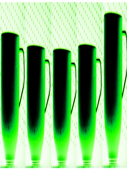 Manufakturen-Blog-PopArt-Projekt: Säulen III (Fünf Tassen), neongrün (Foto: Wigmar Bressel) - basierend auf einem Foto einer Tasse der Serie 'Fluen' von Alfredo Häberli für die niedersächsische Porzellanmanufaktur Fürstenberg