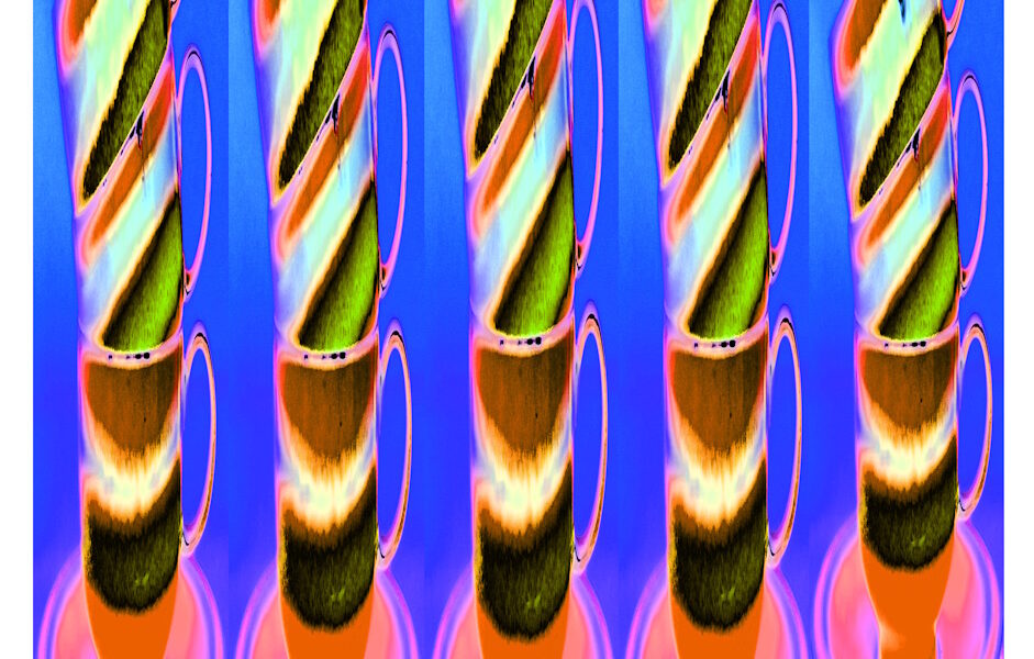 Manufakturen-Blog-PopArt-Projekt: Säulen II (Fünfzehn Tassen), blau / rot / türkis (Foto: Wigmar Bressel) - basierend auf einem Foto von Tassen aus den 1970er Jahren aus der niedersächsischen Porzellanmanufaktur Fürstenberg