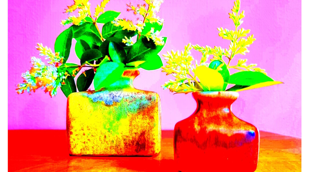 Manufakturen-Blog-PopArt-Projekt: Zwei Vasen II, pink / rot / gelb (Foto: Wigmar Bressel) - basierend auf einem Foto von zwei Vasen aus der Keramikmanufaktur Silberdistel-Fayencen mit Japanischem Liguster