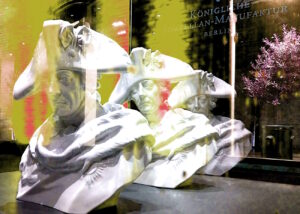 Manufakturen-Blog-PopArt-Projekt: Friedrich der Große II, gelb (Foto: Wigmar Bressel) - basierend auf einem Foto nachts auf dem Hof der KPM Königlichen Porzellanmanufaktur in Berlin von Büsten des preußischen Vorbesitzers der Manufaktur in einer Außenvitrine