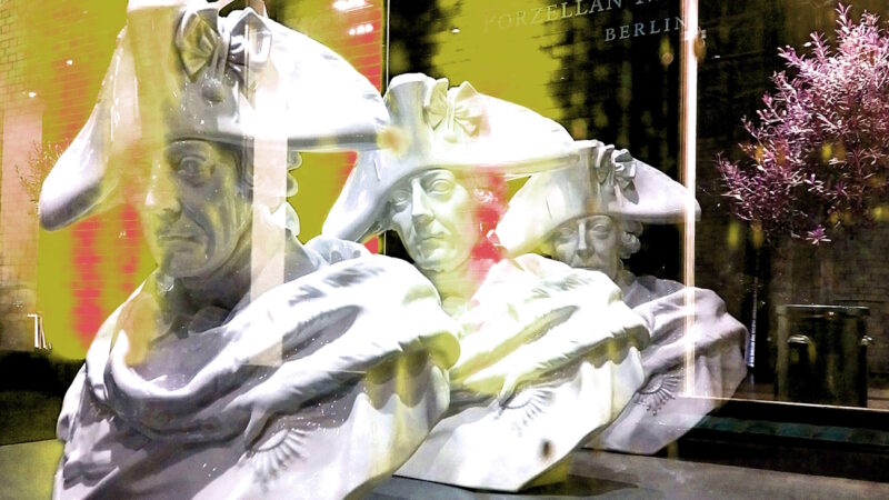 Manufakturen-Blog-PopArt-Projekt: Friedrich der Große II, gelb (Foto: Wigmar Bressel) - basierend auf einem Foto nachts auf dem Hof der KPM Königlichen Porzellanmanufaktur in Berlin von Büsten des preußischen Vorbesitzers der Manufaktur in einer Außenvitrine