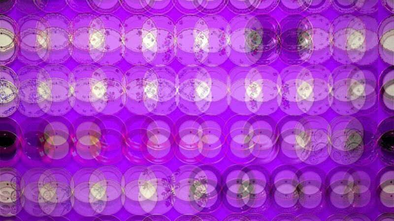 Manufakturen-Blog-PopArt-Projekt: Teller, lila (Foto: Wigmar Bressel) - basierend auf einem Foto einer Installation im Eingangsbereich der Weimarer Porzellanmanufaktur (1790 - 2018) im thüringischen Bankenhain