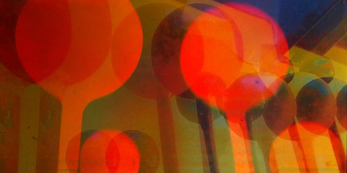 Manufakturen-Blog-PopArt-Projekt: Stahlformen I, orange Hologramm (Foto: Wigmar Bressel) - basierend auf einem Foto vom Hologramm von Jürgen Eichler zum Foto 'Stahlformen I, orange' für die Ausstellung 'Wigmar Bressel - #ManufakturenBlogArtProjekt' im Direktorenhaus Museum für Kunst, Handwerk, Design in Berlin im Jahr 2021
