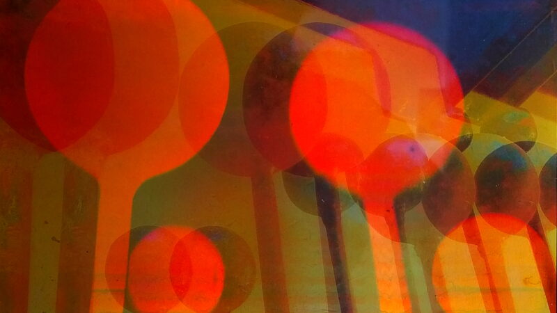 Manufakturen-Blog-PopArt-Projekt: Stahlformen I, orange Hologramm (Foto: Wigmar Bressel) - basierend auf einem Foto vom Hologramm von Jürgen Eichler zum Foto 'Stahlformen I, orange' für die Ausstellung 'Wigmar Bressel - #ManufakturenBlogArtProjekt' im Direktorenhaus Museum für Kunst, Handwerk, Design in Berlin im Jahr 2021