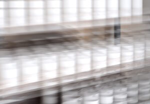 Manufakturen-Blog-PopArt-Projekt: Becher V, weiß (Foto: Wigmar Bressel) - basierend auf einem Foto in der Produktion von Schoemig-Porzellan in der Raumerstraße 35 in Berlin