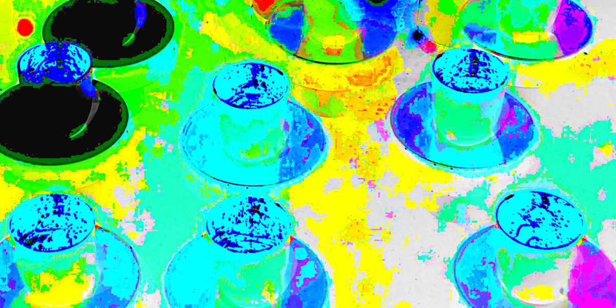 Manufakturen-Blog-PopArt-Projekt: Gläser, gelb (Foto: Wigmar Bressel) - basierend auf einem Foto von Gläsern der Serie 'Cosmo' der Glashütte Eisch in Frauenau am Messestand in Frankfurt auf der 'Ambiente 2019'
