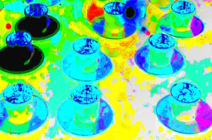 Manufakturen-Blog-PopArt-Projekt: Gläser, gelb (Foto: Wigmar Bressel) - basierend auf einem Foto von Gläsern der Serie 'Cosmo' der Glashütte Eisch in Frauenau am Messestand in Frankfurt auf der 'Ambiente 2019'