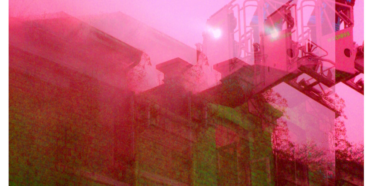 Manufakturen-Blog-PopArt-Projekt: Der Brand III, rosa (Foto: Wigmar Bressel) - basierend auf einem Foto während des Wiederaufflackerns eines Brandes in einer externen Schlosserei im zentralen Kutscherraum der früheren Kutschengaragen der Silberwarenmanufaktur Koch & Bergfeld am Kirchweg in der Bremer Neustadt im Jahr 2015