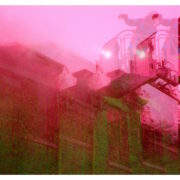 Manufakturen-Blog-PopArt-Projekt: Der Brand III, rosa (Foto: Wigmar Bressel) - basierend auf einem Foto während des Wiederaufflackerns eines Brandes in einer externen Schlosserei im zentralen Kutscherraum der früheren Kutschengaragen der Silberwarenmanufaktur Koch & Bergfeld am Kirchweg in der Bremer Neustadt im Jahr 2015