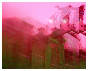 Manufakturen-Blog-PopArt-Projekt: Der Brand III, rosa (Foto: Wigmar Bressel) - basierend auf einem Foto während des Wiederaufflackerns eines Brandes in einer externen Schlosserei im zentralen Kutscherraum der früheren Kutschengaragen der Silberwarenmanufaktur Koch & Bergfeld am Kirchweg in der Bremer Neustadt im Jahr 2015