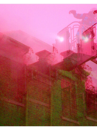 Manufakturen-Blog-PopArt-Projekt: Der Brand III, rosa (Foto: Wigmar Bressel) - basierend auf einem Foto während des Wiederaufflackerns eines Brandes in einer externen Schlosserei im zentralen Kutscherraum der früheren Kutschengaragen der Silberwarenmanufaktur Koch & Bergfeld am Kirchweg in der Bremer Neustadt im Jahr 2015