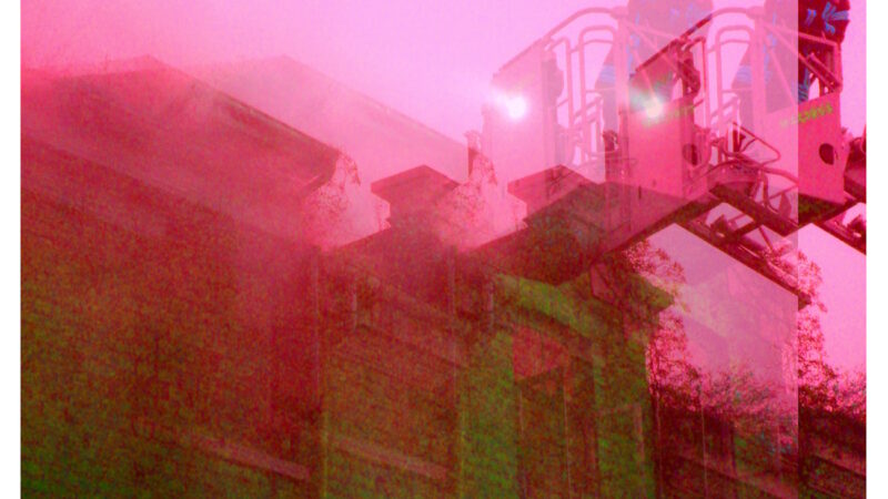 Manufakturen-Blog-PopArt-Projekt: Der Brand III, rosa (Foto: Wigmar Bressel) - basierend auf einem Foto während des Wiederaufflackerns eines Brandes in einer externen Schlosserei im zentralen Kutscherraum der früheren Kutschengaragen der Silberwarenmanufaktur Koch & Bergfeld am Kirchweg in der Bremer Neustadt im Jahr 2015