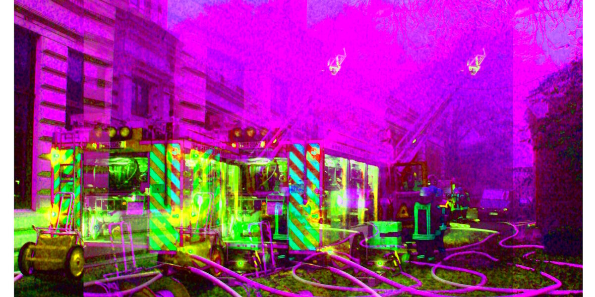 Manufakturen-Blog-PopArt-Projekt: Der Brand I, pink (Foto: Wigmar Bressel) - basierend auf einem Foto während des Wiederaufflackerns eines Brandes in einer externen Schlosserei im zentralen Kutscherraum der früheren Kutschengaragen der Silberwarenmanufaktur Koch & Bergfeld am Kirchweg in der Bremer Neustadt im Jahr 2015