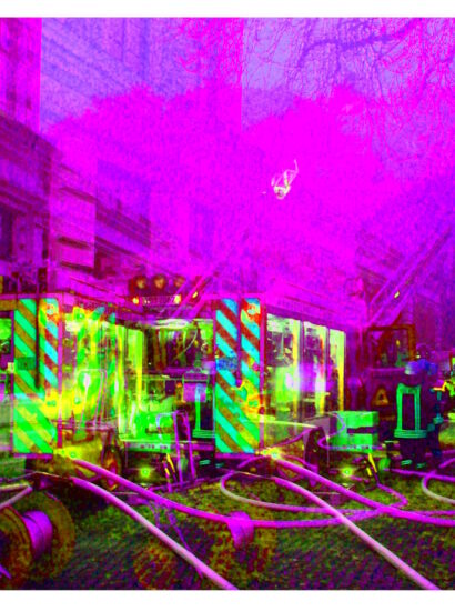 Manufakturen-Blog-PopArt-Projekt: Der Brand I, pink (Foto: Wigmar Bressel) - basierend auf einem Foto während des Wiederaufflackerns eines Brandes in einer externen Schlosserei im zentralen Kutscherraum der früheren Kutschengaragen der Silberwarenmanufaktur Koch & Bergfeld am Kirchweg in der Bremer Neustadt im Jahr 2015