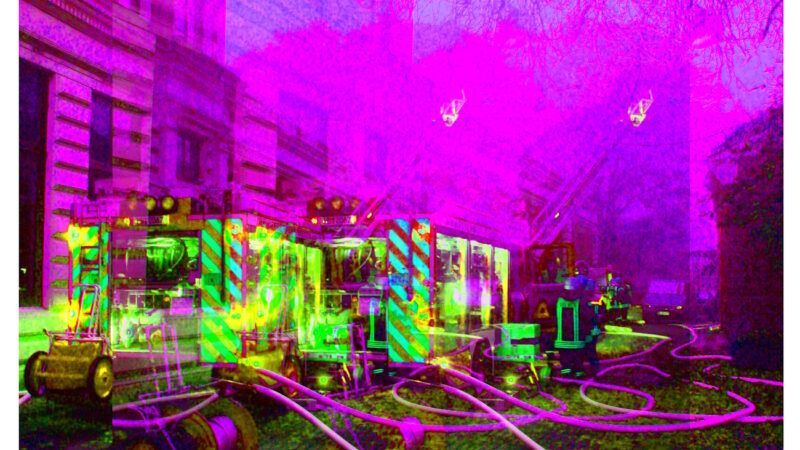 Manufakturen-Blog-PopArt-Projekt: Der Brand I, pink (Foto: Wigmar Bressel) - basierend auf einem Foto während des Wiederaufflackerns eines Brandes in einer externen Schlosserei im zentralen Kutscherraum der früheren Kutschengaragen der Silberwarenmanufaktur Koch & Bergfeld am Kirchweg in der Bremer Neustadt im Jahr 2015