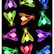 Manufakturen-Blog-PopArt-Projekt: Aus dem Tierreich I (Libellen), bunt / schwarz II (Foto: Wigmar Bressel) - basierend auf einem Foto des Kettenanhängers 'Weibliche Libelle' des Glasmanufakteurs René Lalique aus der Zeit zwischen 1897 und 1899, fotografiert im Werksmuseum der Glasmanufaktur Lalique im elsäßischen Wingen-sur-Moder.