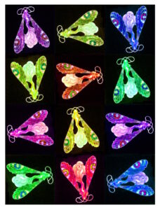 Manufakturen-Blog-PopArt-Projekt: Aus dem Tierreich I (Libellen), bunt / schwarz II (Foto: Wigmar Bressel) - basierend auf einem Foto des Kettenanhängers 'Weibliche Libelle' des Glasmanufakteurs René Lalique aus der Zeit zwischen 1897 und 1899, fotografiert im Werksmuseum der Glasmanufaktur Lalique im elsäßischen Wingen-sur-Moder.