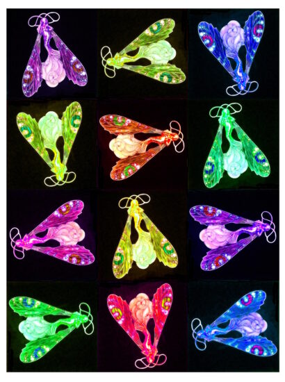 Manufakturen-Blog-PopArt-Projekt: Aus dem Tierreich I (Libellen), bunt / schwarz II (Foto: Wigmar Bressel) - basierend auf einem Foto des Kettenanhängers 'Weibliche Libelle' des Glasmanufakteurs René Lalique aus der Zeit zwischen 1897 und 1899, fotografiert im Werksmuseum der Glasmanufaktur Lalique im elsäßischen Wingen-sur-Moder.