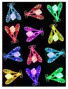 Manufakturen-Blog-PopArt-Projekt: Aus dem Tierreich I (Libellen), bunt (Foto: Wigmar Bressel) - basierend auf einem Foto der Brosche 'Weibliche Libelle' des Glasmanufakteurs René Lalique aus der Zeit zwischen 1897 und 1899, fotografiert im Werksmuseum der Glasmanufaktur Lalique im elsäßischen Wingen-sur-Moder. Leider wurde dort gestern dramatisch eingebrochen und ein Millionen-Schaden verursacht und viele Exponate geklaut, wird gemeldet. Welch ein Desaster!