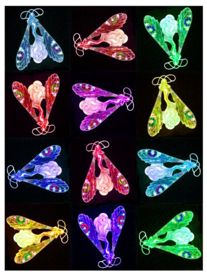 Manufakturen-Blog-PopArt-Projekt: Aus dem Tierreich I (Libellen), bunt (Foto: Wigmar Bressel) - basierend auf einem Foto der Brosche 'Weibliche Libelle' des Glasmanufakteurs René Lalique aus der Zeit zwischen 1897 und 1899, fotografiert im Werksmuseum der Glasmanufaktur Lalique im elsäßischen Wingen-sur-Moder. Leider wurde dort gestern dramatisch eingebrochen und ein Millionen-Schaden verursacht und viele Exponate geklaut, wird gemeldet. Welch ein Desaster!