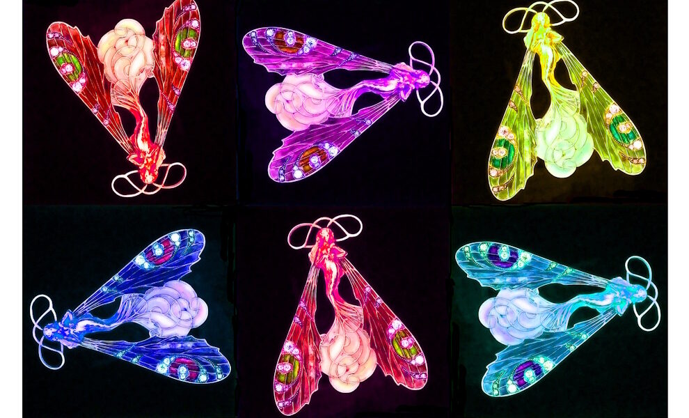 Manufakturen-Blog-PopArt-Projekt: Aus dem Tierreich I (Libellen), bunt / schwarz (Foto: Wigmar Bressel) - basierend auf einem Foto des Kettenanhängers 'Weibliche Libelle' des Glasmanufakteurs René Lalique aus der Zeit zwischen 1897 und 1899, fotografiert im Werksmuseum der Glasmanufaktur Lalique im elsäßischen Wingen-sur-Moder. Leider wurde dort gestern dramatisch eingebrochen und ein Millionen-Schaden verursacht und viele Exponate geklaut, wird gemeldet. Welch ein Desaster!