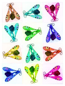 Manufakturen-Blog-PopArt-Projekt: Aus dem Tierreich I (Libellen), weiß / bunt (Foto: Wigmar Bressel) - basierend auf einem Foto der Brosche 'Weibliche Libelle' des Glasmanufakteurs René Lalique aus der Zeit zwischen 1897 und 1899, fotografiert im Werksmuseum der Glasmanufaktur Lalique im elsäßischen Wingen-sur-Moder.